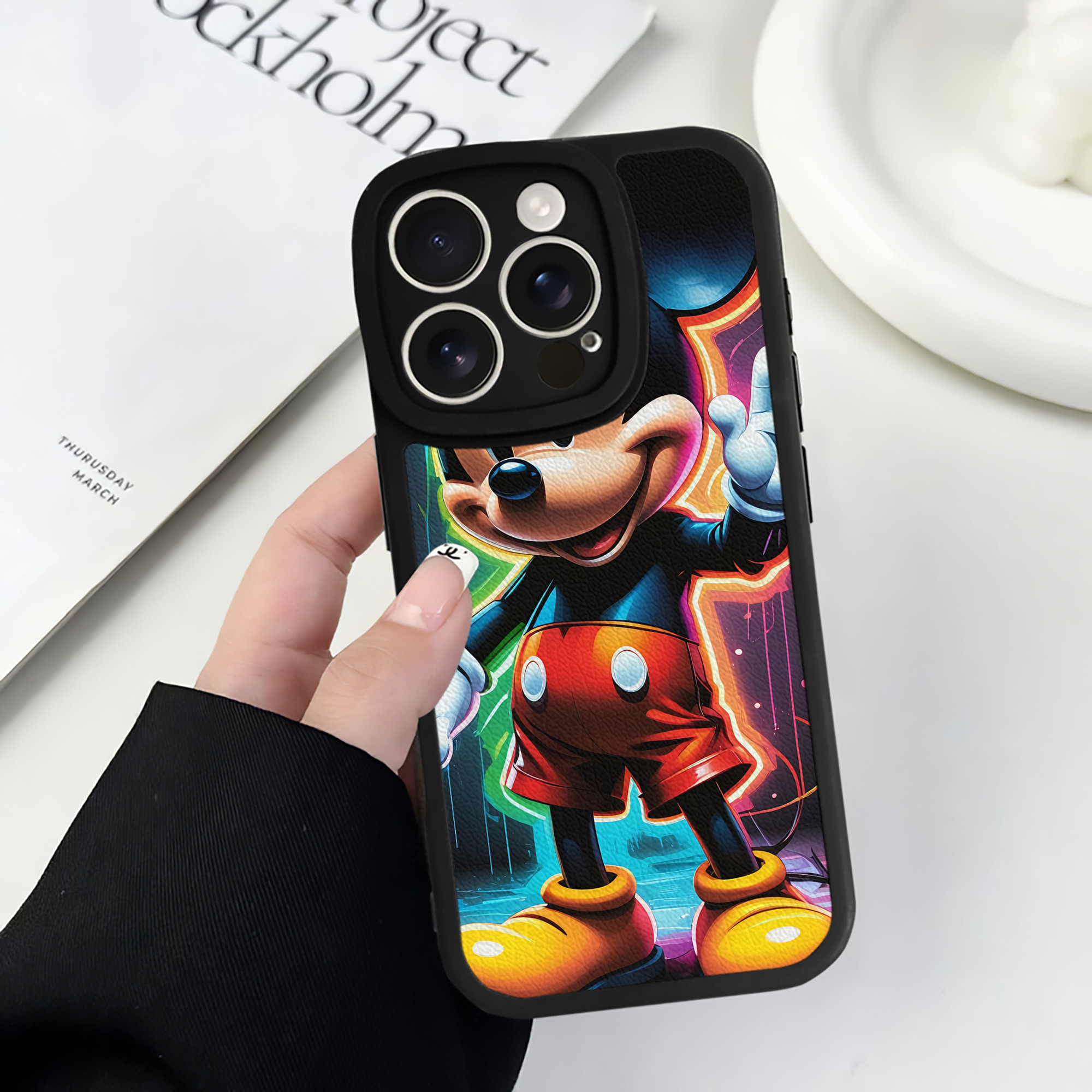 （画像用） ミッキーマウス Mickey Mouse 【iPhone 16シリーズ対応】シリコンスマホケース（レザー調） 材質：シリコン